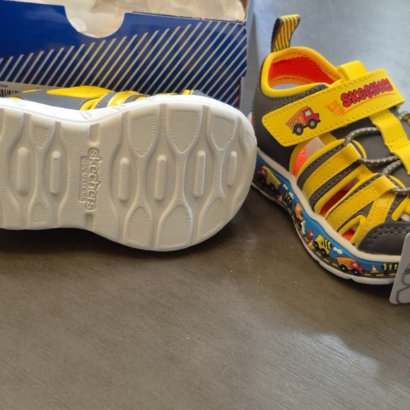 Skechers Kids Yellow and Black Sandals with Construction Theme Size 5 New In Box - Picture 3 of 6